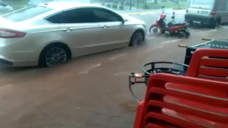 Forte chuva causa alagamentos em diversas ruas de município da região Oeste