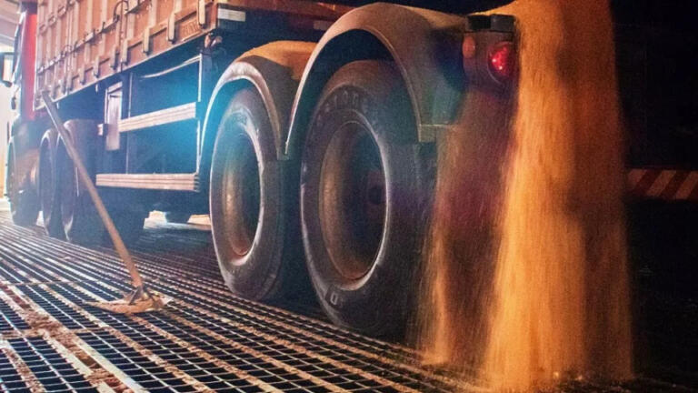 Gaeco prende duas pessoas em operação que investiga desvio de cargas de soja com prejuízo de cerca de R$ 1 milhão