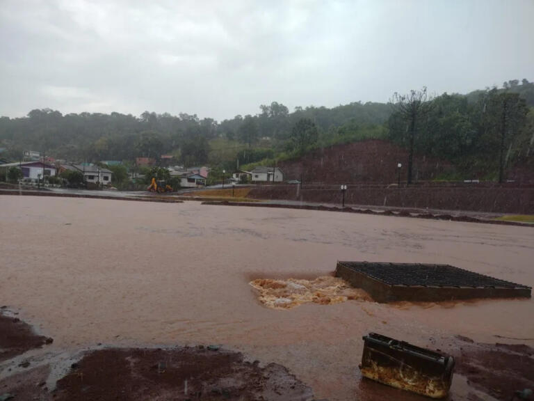 Chuva de mais de 90 milímetros em intervalo de duas horas causa estragos em Francisco Beltrão; veja fotos