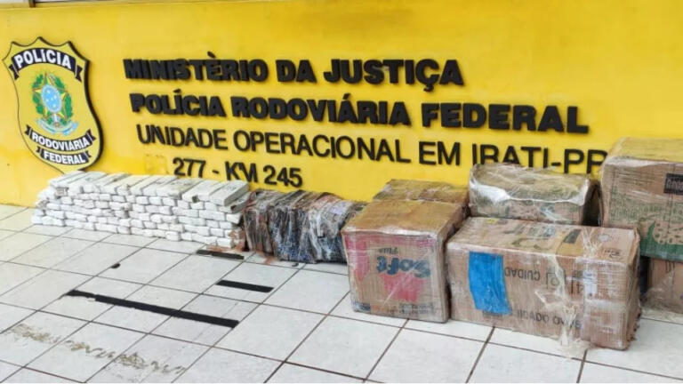 PRF apreende carro carregado com quase 300 quilos de maconha