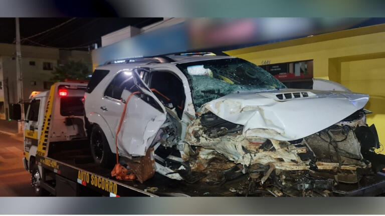 Caminhonete bate contra barranco às margens da PRC-467 em Marechal Rondon