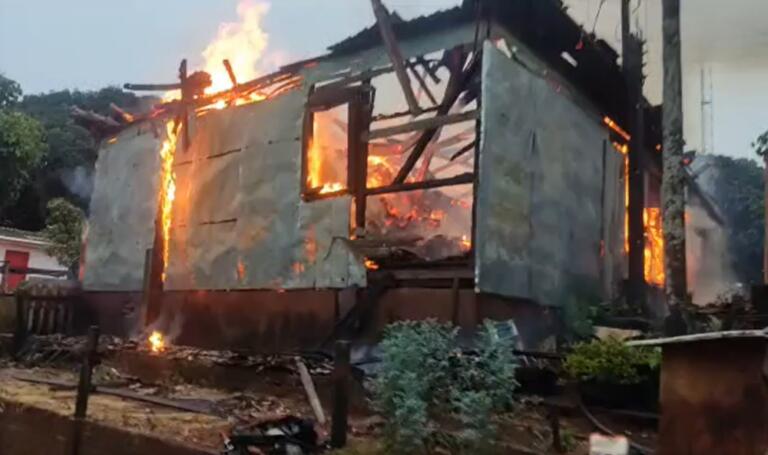 Galpão é destruído pelo fogo em Quatro Pontes