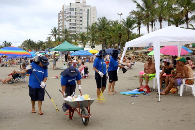 Sanepar recolhe 10 toneladas de resíduos por dia nas praias do Litoral
