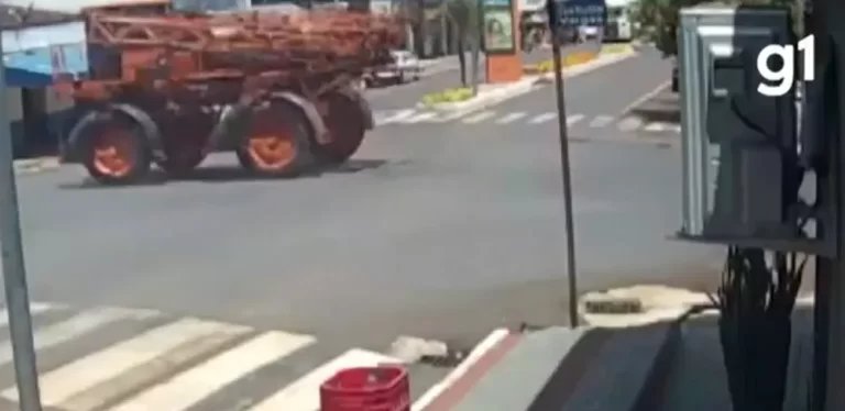 Máquina agrícola com problemas mecânicos cruza avenida em alta velocidade, bate em veículos e deixa 6 pessoas feridas