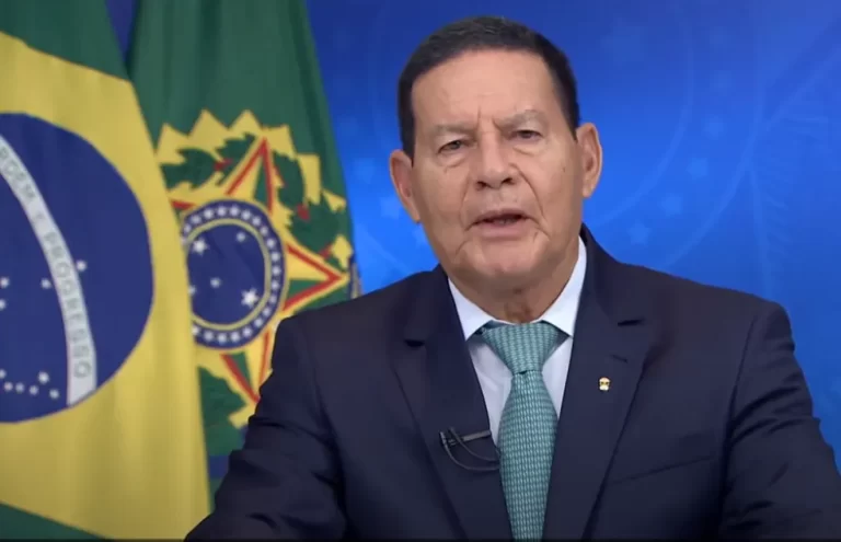 Mourão critica “lideranças” que, “com o silêncio”, deixaram para as Forças Armadas a conta por ‘inação’ ou por um “pretenso golpe”