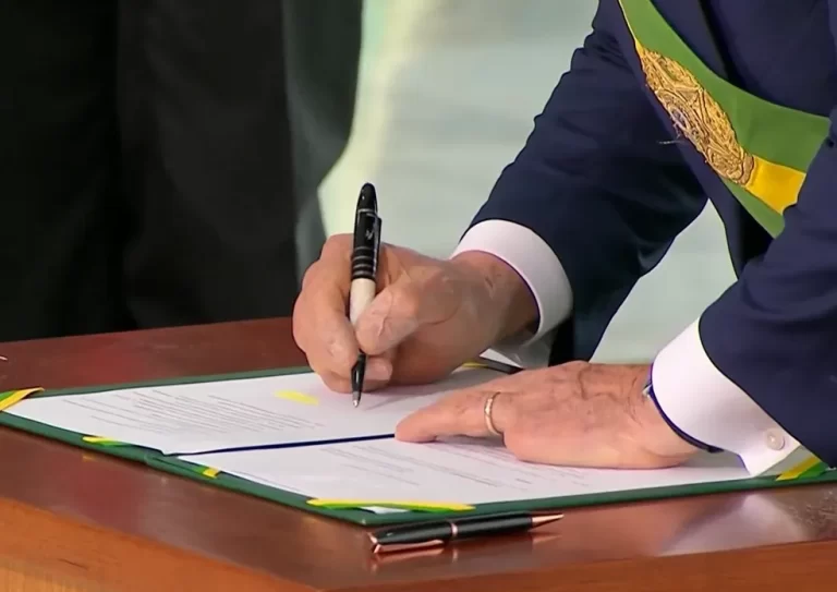 Lula manda revogar processos de privatização de oito estatais