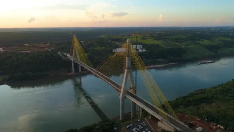 Tráfego de caminhões na segunda ponte entre Brasil e Paraguai será liberado em abril