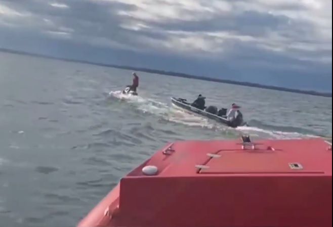 Bombeiros resgatam pescadores à deriva no Lago de Itaipu