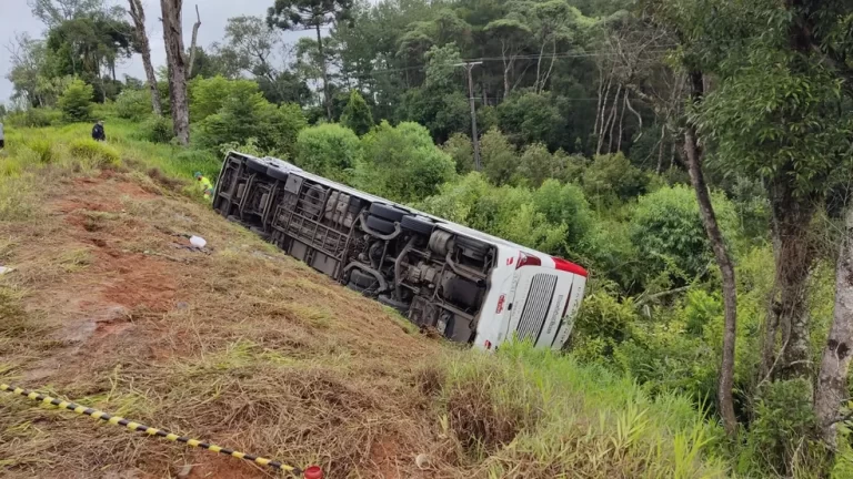 Sete pessoas morrem e 22 ficam feridas após ônibus de viagem tombar na BR-277
