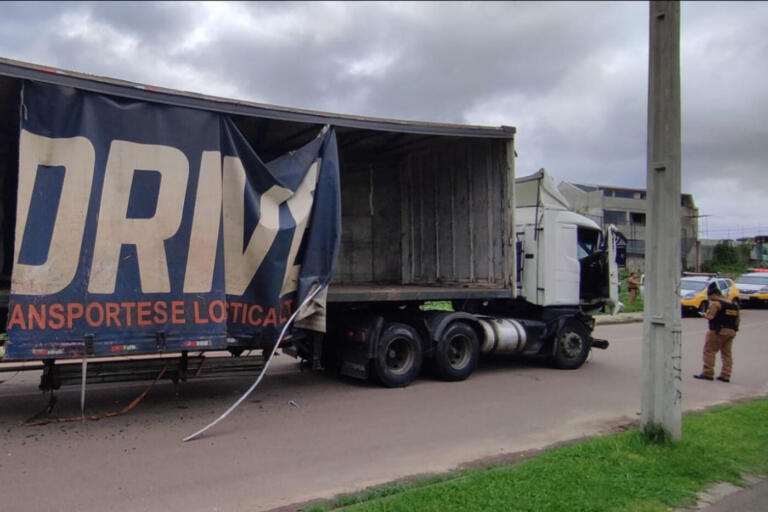 Polícia prende motorista de caminhão que transitava em alta velocidade e atingiu diversos veículos