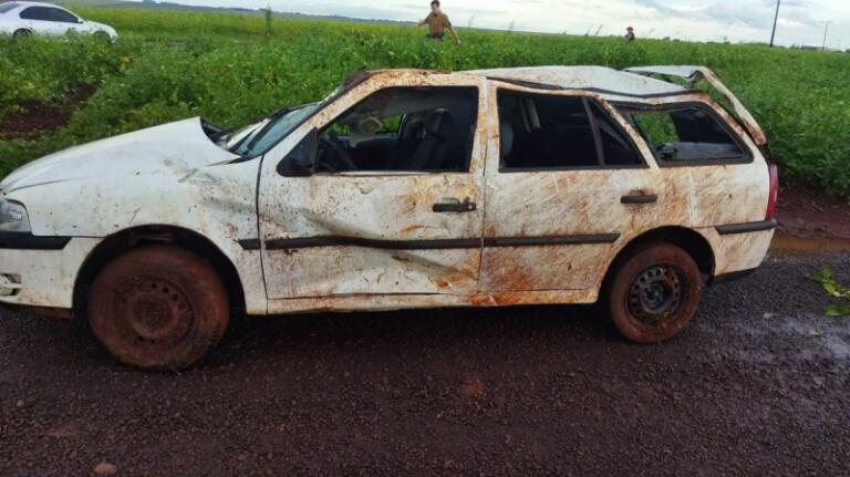 Em fuga da polícia, carro carregado de drogas capota em Maripá