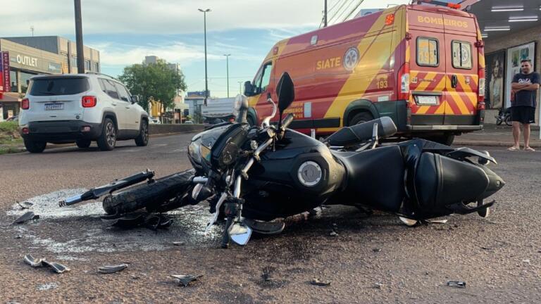 Motociclista fica em estado grave após forte batida contra carro