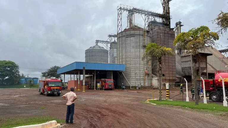 Incêndio de grandes proporções atinge empresa de grãos em Maripá