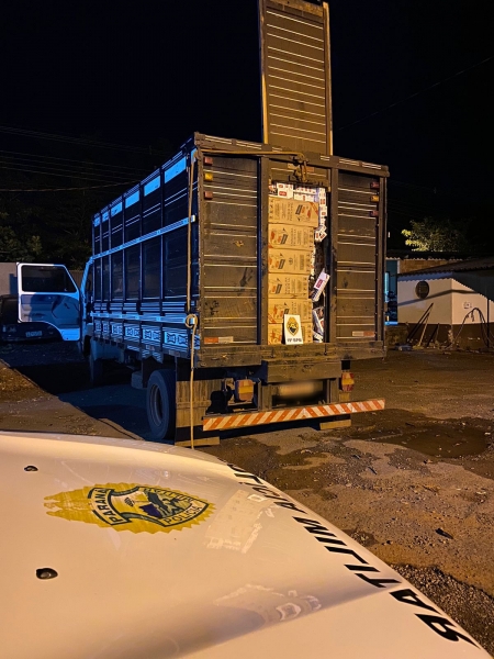 Homem é preso com caminhão furtado e carregado com cigarros em Mercedes