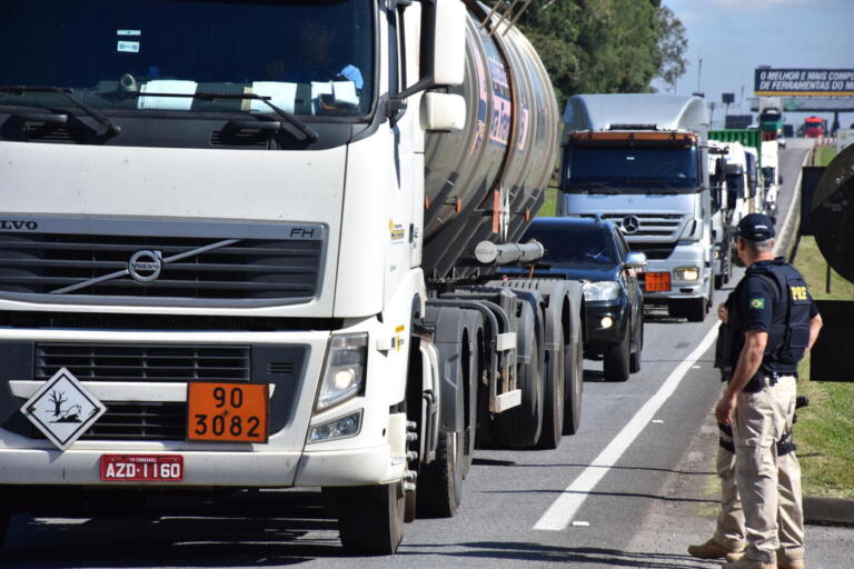 BRs 376 e 277 contarão com proibição de cargas pesadas durante a operação Carnaval no Paraná