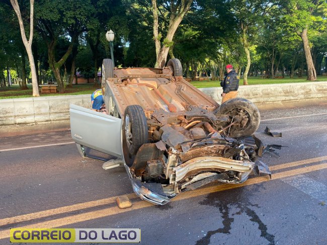 Mulher é socorrida após capotamento próximo ao balneário de Santa Helena