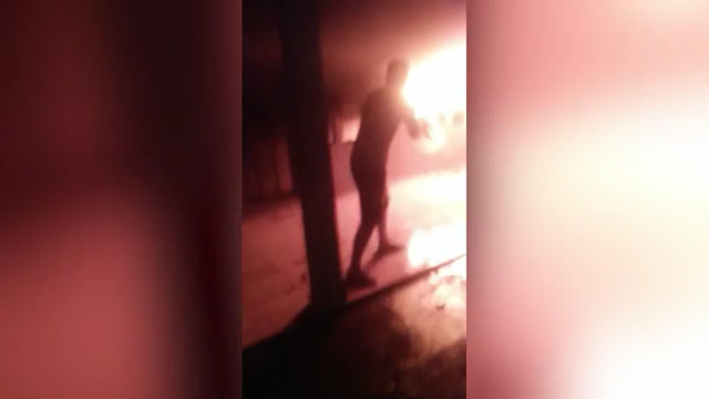 Mulher queima marido com ferro de passar, esfaqueia e coloca fogo na casa