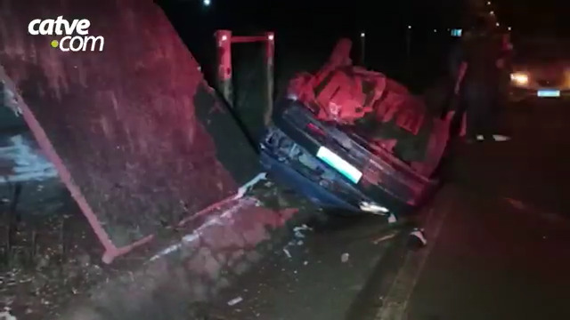 Jovem de 20 anos fica ferido em capotamento no interior de Toledo