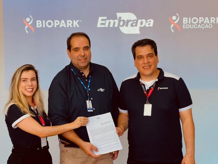 Biopark Educação firma acordo de cooperação com Embrapa Suínos e Aves durante Show Rural