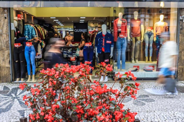 Varejo paranaense fecha 2023 com crescimento de 0,74%