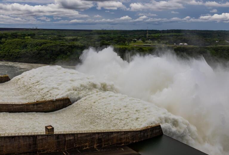 Pelo segundo domingo consecutivo, Itaipu abre duas calhas do vertedouro