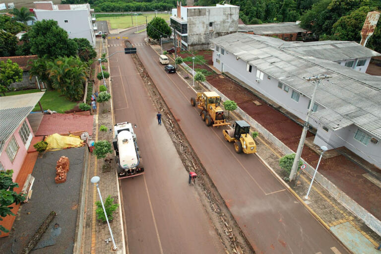 Canteiro central é retirado de avenida em Mercedes