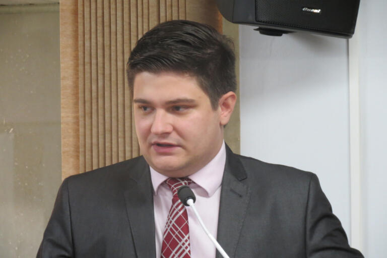 Arion Nasihgil solicita concessão de “Auxílio Material Escolar” para alunos da rede municipal em 2023