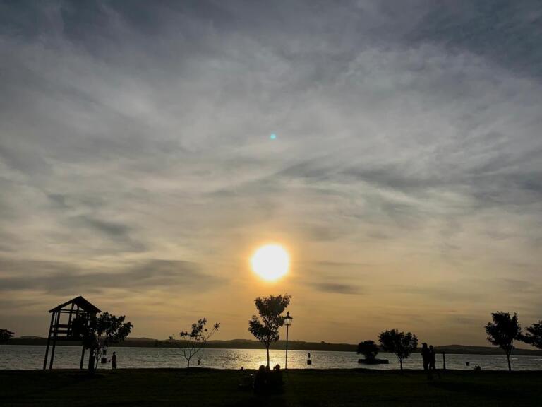 Previsão para hoje mostra calor intenso, mas chuva aparece em algumas áreas; confira