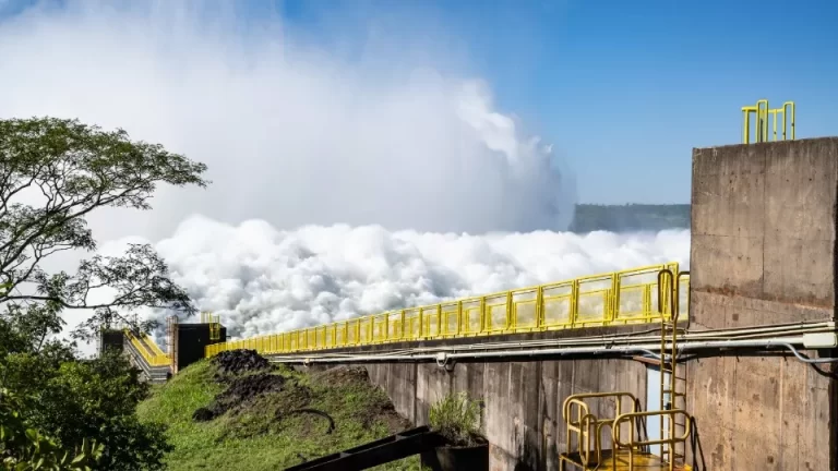 Vertimento em Itaipu chega a sete vezes à vazão média das Cataratas do Iguaçu neste sábado