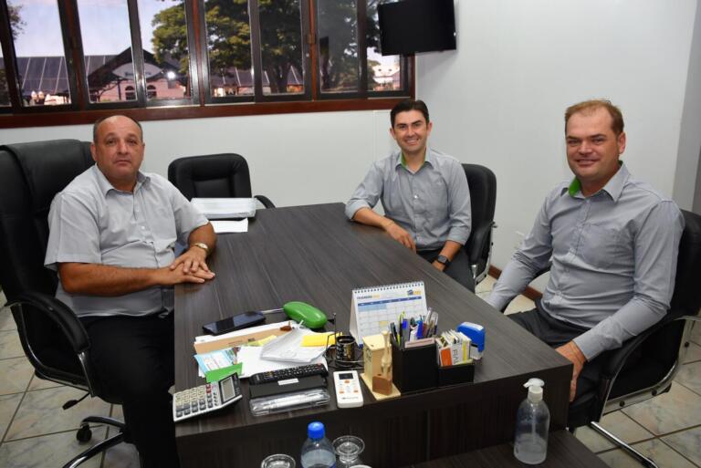 Prefeito recebe visita do novo presidente da Sicredi Aliança PR/SP e gerente da agência local
