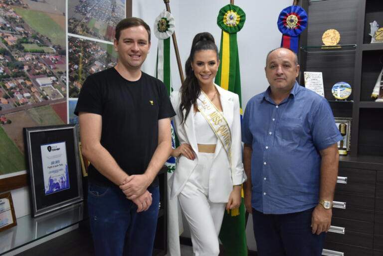 Miss Quatro Pontes apresenta faixa do Miss Universo Paraná 2023 ao Poder Público
