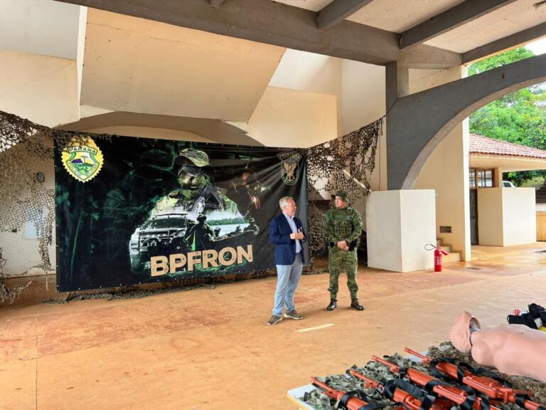 Cônsul-geral dos EUA recebe Medalha de Mérito por parceria em segurança na tríplice fronteira