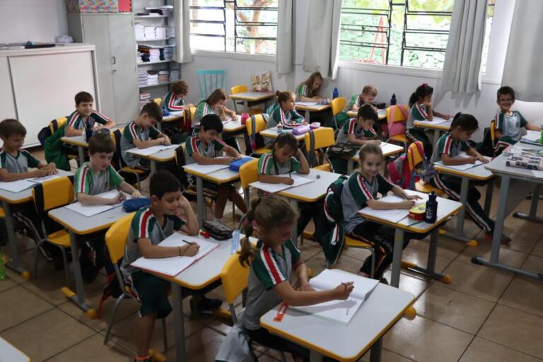 Secretaria de Educação adquire mesas e cadeiras para escolas municipais