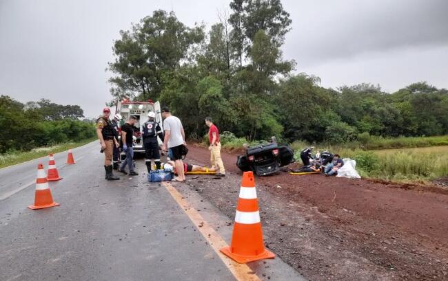 Veículos colidem frontalmente e quatro pessoas ficam feridas na PR-495