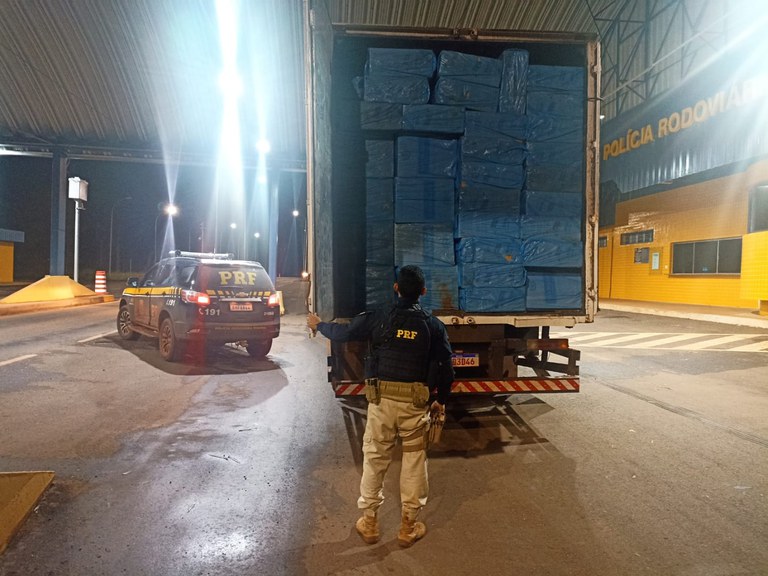 PRF apreende 1,5 tonelada de maconha, 600 mil maços de cigarros e armas de fogo no Paraná