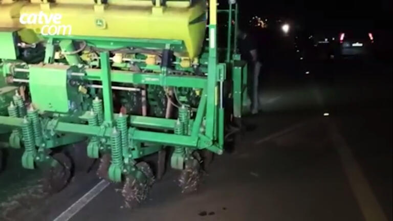 Mulher morre após acidente entre moto e máquina agrícola