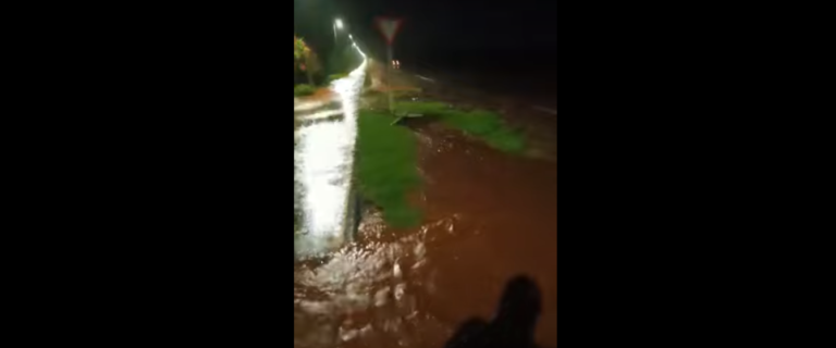 Rodovia entre Pato Bragado e Entre Rios do Oeste fica com asfalto “grosso de água e terra” após chuvarada; veja vídeos