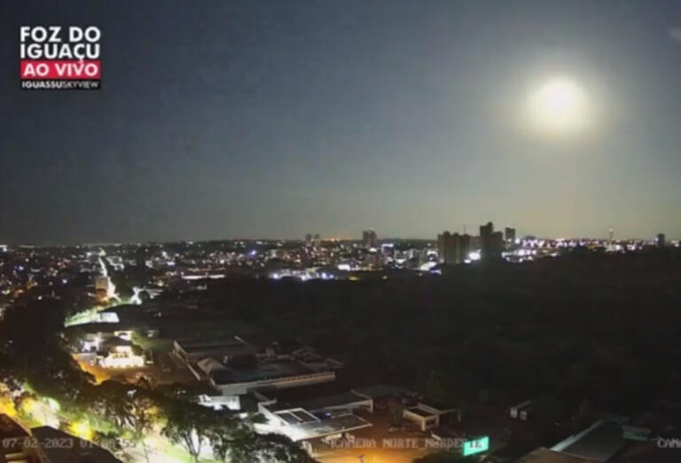 Estrela cadente passa pelo céu em Foz do Iguaçu; assista