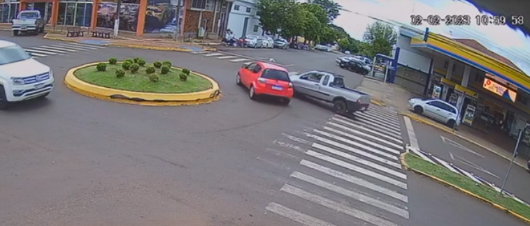 Câmera flagra acidente em rotatória no centro rondonense; veja o vídeo