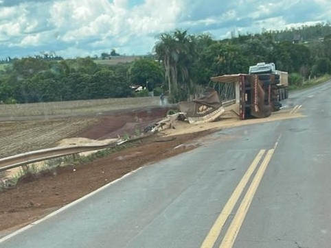Acidente deixa trânsito em meia pista entre Guaíra e Mercedes