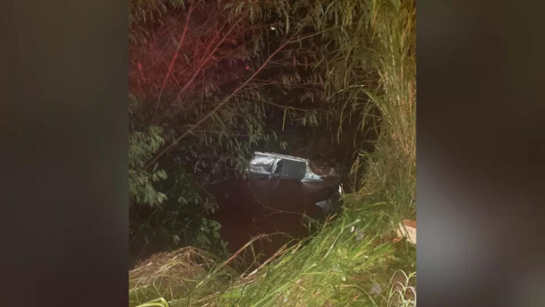 Carro capota e para em rio em Palotina