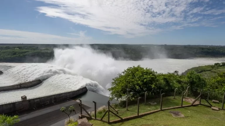 Após sete anos, usina de Itaipu abre duas calhas do vertedouro