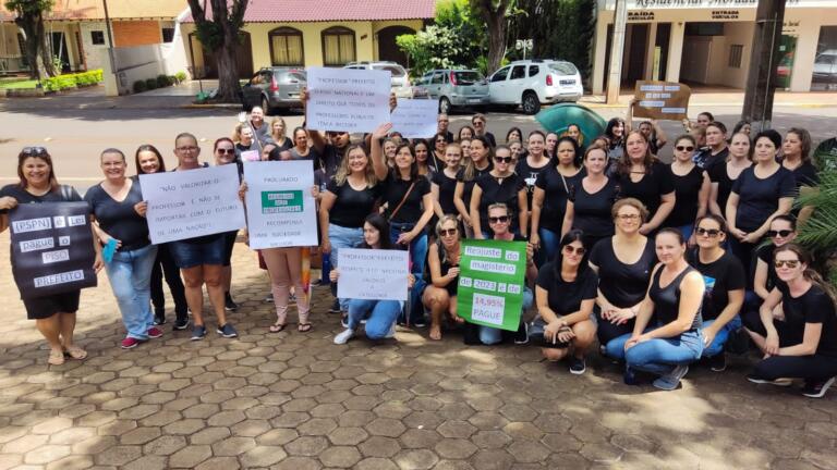 Professores rondonenses realizam manifestação em frente à prefeitura