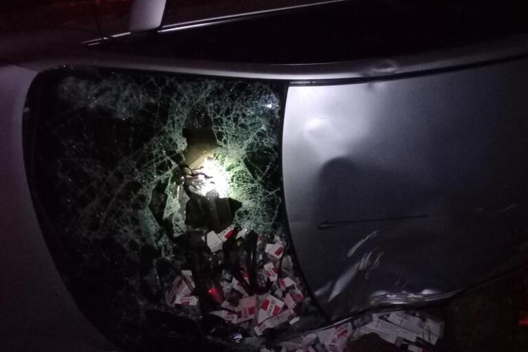 Veículo carregado com cigarro contrabandeado capota na PR-495