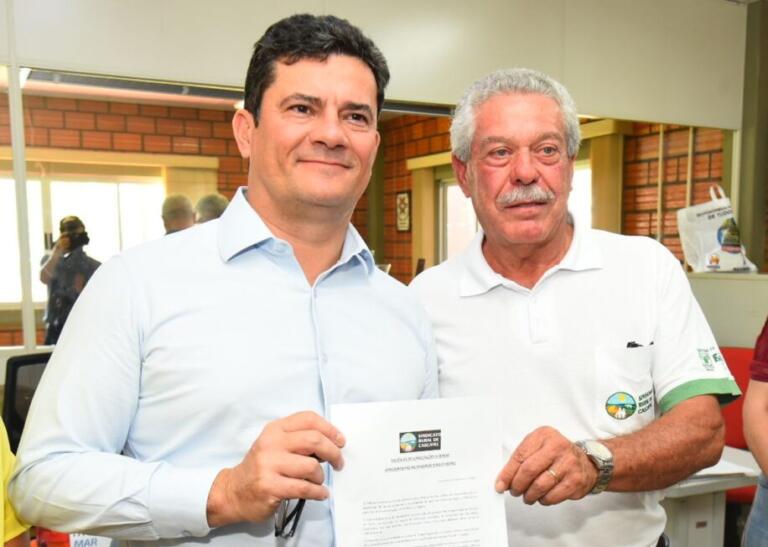 Moro recebe carta com reivindicações do agronegócio durante passagem pelo Show Rural