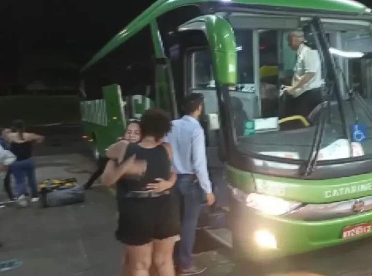Passageiros de ônibus envolvido em acidente com sete mortos chegam a Foz do Iguaçu e são recebidos por familiares