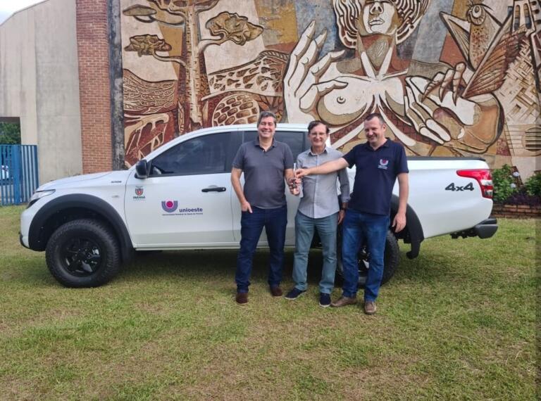 Deputado Zeca Dirceu entrega camionete para Unioeste