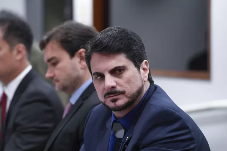 Senador Marcos do Val diz que recebeu proposta golpista e afirma que vai renunciar mandato