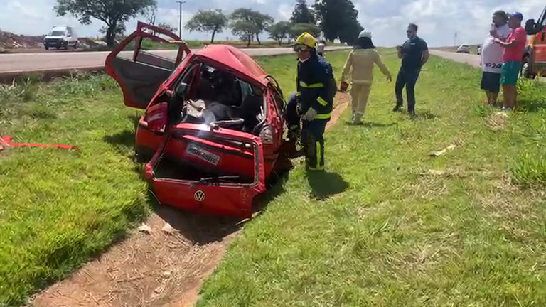 Carro fica destruído em capotamento na BR-467 em Cascavel