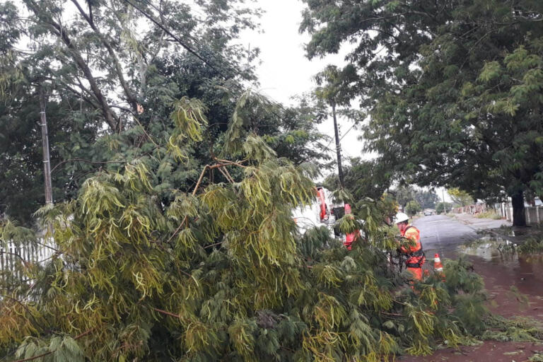 Simepar explica sobre linha de instabilidade que provocou chuvas fortes no domingo